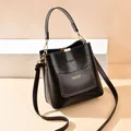 Sac seau noir classique avec coutures blanches contrastées et détails dorés élégants - Noir