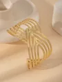 Dettaglio di un polsino aperto placcato oro 18k con trame geometriche a V stratificate - Linea Multistrato a V Traforato