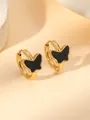 Gros plan de boucles d'oreilles papillon dorées avec incrustation noire et perles - Noir