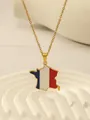 Nahaufnahme der Frankreich-Karte Halskette mit Emaille-Flagge auf einer goldenen Kette - Gold Frankreich