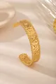 Dettaglio del bracciale rigido placcato oro 18 carati con trama martellata e bordo perlato - Bordo con Perline Punti Martellati (Stile 1)