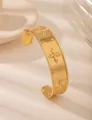 Dettaglio del bracciale aperto placcato oro 18k con motivi floreali a rilievo e lucido - Fiore a Quattro Petali in Rilievo Superficie Larga (Stile 2)