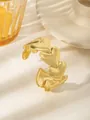 Dettaglio del bracciale rigido a cuore placcato oro 18k con texture metallica spazzolata - Cuore Texture Spazzolata (Stile 1)
