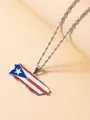 Makroaufnahme des Puerto Rico Flaggen-Kartenanhängers mit Emaille in Rot, Weiß und Blau - Silber Puerto Rico