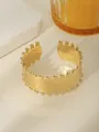 Dettaglio del bracciale rigido largo placcato oro 18k con texture spazzolata e bordi perlati - Perline Spazzolate Superficie Larga (Stile 1)