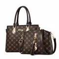 Ensemble de sacs marron à monogramme avec pendentif chat doré et pompon rouge - Sac Fourre-Tout Et Bandoulière Motif Café Foncé Et Café Foncé