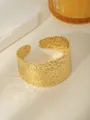 Dettaglio del bracciale rigido in acciaio placcato oro con trama martellata e finitura lucida - Martellato Irregolare Superficie Larga (Stile 2)