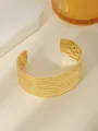 Dettaglio del bracciale aperto placcato oro 18k con trama a onde d'acqua orizzontale - Ondulazione d'Acqua Superficie Larga (Stile 3)