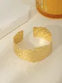 Dettaglio del bracciale aperto placcato oro 18k con texture martellata e riflessi di luce - Martellato Irregolare Fascia Larga (Stile 4)