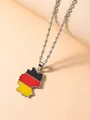 Detailaufnahme des Deutschland-Kartenanhängers mit Nationalflagge an silberner Kette - Silber Deutschland