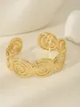 Dettaglio macro del bracciale rigido placcato oro 18k con spirali e design aperto - Spirale Concentrica Superficie Larga (Stile 1)