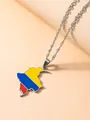 Detailopname van Colombia kaart hanger met geel, blauw en rood emaille op zilveren ketting - Zilver Colombia