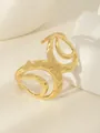 Dettaglio di bracciale rigido placcato oro 18k con trama martellata e design traforato - Linee Artistiche Traforate (Stile 2)