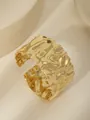 Dettaglio di un ampio bracciale in acciaio inossidabile placcato oro 18k con finitura martellata - Onda Plicsettata Superficie Larga (Stile 2)