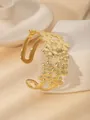 Dettaglio macro del bracciale aperto placcato oro 18k con motivi floreali 3D sovrapposti - Fiore a Cinque Petali Sovrapposto (Stile 3)