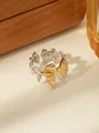 Dettaglio macro dell'anello a fiocco bicolore oro e argento con finitura spazzolata - Aperto Regolabile / Oro Argento Bicolore Stile Fiocco
