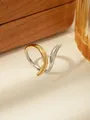 Dettaglio di un anello regolabile bicolore oro e argento minimalista su sfondo caldo - Aperto Regolabile / Oro Argento Bicolore Stile Lineare