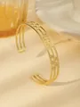 Dettaglio del bracciale aperto placcato oro 18k con tre fasce dal design vintage - Disco a Tre Strati Traforato (Stile 2)