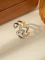 Dettaglio anello aperto bicolore con finiture ondulate, una testurizzata e una lucida - Aperto Regolabile / Oro Argento Bicolore Stile Righe Doppio Strato