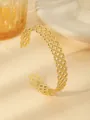 Vista dettagliata del bracciale aperto placcato oro 18k con trama a rete intrecciata - Griglia Intrecciata Traforata (Stile 1)