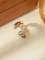 Dettaglio macro dell'anello bicolore oro e argento a forma di conchiglia con finitura lucida - Aperto Regolabile / Oro Argento Bicolore Stile Conchiglia