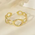 Dettaglio macro del bracciale aperto placcato oro 18k con design organico scavato - Geometrico Irregolare Traforato (Stile 3)