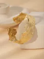 Dettaglio del bracciale placcato oro 18k con trama a rilievo a foglia e finitura sabbiata - Rilievo di Collage di Foglie (Stile 1)