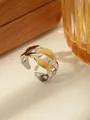 Detail eines zweifarbigen Kettenglied-Rings mit gehämmerter Gold- und Silberoptik - Einstellbar Offen / Gold Silber Zweifarbig Gehämmerte Kette Stil