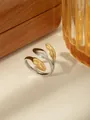 Detail eines zweifarbigen Blattrings aus Gold und Silber mit verstellbarem offenem Band - Einstellbar Offen / Gold Silber Zweifarbig Dreiblatt Stil