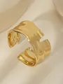 Dettaglio di un bracciale rigido placcato oro 18k con texture a onde e finitura lucida - Superficie a Specchio Ondulata (Stile 1)