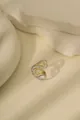 Detailaufnahme des zweifarbigen gold-silbernen Herzrings auf einem Steindekor - Einstellbar Offen / Gold Silber Zweifarbig Hohles Herz Stil