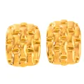 Detailansicht goldener rechteckiger Ohrstecker mit 3D-Webstruktur auf weißem Grund - Rechteckiges Gewebtes Design / Gold