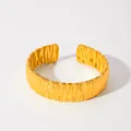 Dettaglio macro del bracciale rigido placcato oro 18k con texture ondulata e bordi smerlati - Stile Trama a Onda (2DQ-W-2229-2230)