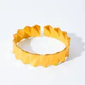 Dettaglio della trama geometrica e della finitura dorata su questo bracciale aperto - Stile a Denti di Sega Geometrico (3DQ-W-2229-2230)