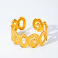Dettaglio del bracciale rigido dorato con motivi a spirale traforati e finitura martellata - Stile a Spirale Traforato (4-DQ-W-2229-2230)