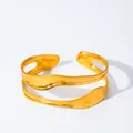 Dettaglio del bracciale rigido a due strati placcato oro con superficie ondulata e ruvida - Stile Aerodinamico a Onda a Doppio Strato (6DQ-W-2229-2230)