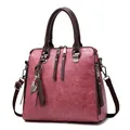 Retro-Handtasche aus PU-Leder mit Marmortextur in Dunkelrosa und einem Katzen-Anhänger - Rosa