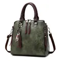 Vintage Handtasche aus dunkelgrünem Kunstleder mit braunen Griffen und Katzenanhänger - Grün