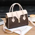 Borsa a mano monogramma marrone con finiture in pelle crema e chiusura in metallo dorato - Cachi
