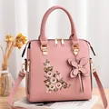 Borsa da donna rosa in pelle sintetica con ricami floreali e ciondolo a farfalla - Rosa