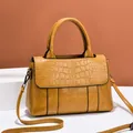 Sac à main jaune moutarde avec rabat embossé crocodile et bandoulière réglable - Jaune Gingembre