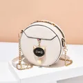 Borsa rotonda beige trapuntata con catena dorata e ciondolo a forma di gatto - Bianco avorio