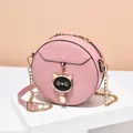 Borsa rotonda rosa con motivo trapuntato e ciondolo a gatto su tracolla in catena - Rosa