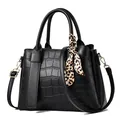 Borsa a mano nera con motivo a coccodrillo, sciarpa leopardata e tracolla sottile - Nero