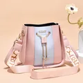 Frische rosa und hellblaue Beuteltasche mit goldener Kette und breitem Schultergurt - Rosa und Blau