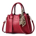 Bolso de mano rojo con diseño de cocodrilo, asas dobles y bufanda de seda de leopardo - Burdeos