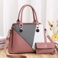 Ensemble sac à main patchwork rose avec portefeuille assorti sur une table en bois - Bloc de Couleur Rose
