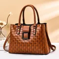 Elegante braune Handtasche mit Webstruktur, Tragegriffen und abnehmbarem Gurt - Erdgelb