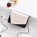 Bolso bandolera bicolor con cadena dorada e inscripción elegante Romantic Paris - Patchwork Blanco y Negro