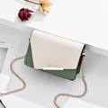Mini bolso bandolera bicolor en verde oliva y crema con elegante cadena dorada - Verde Multicolor